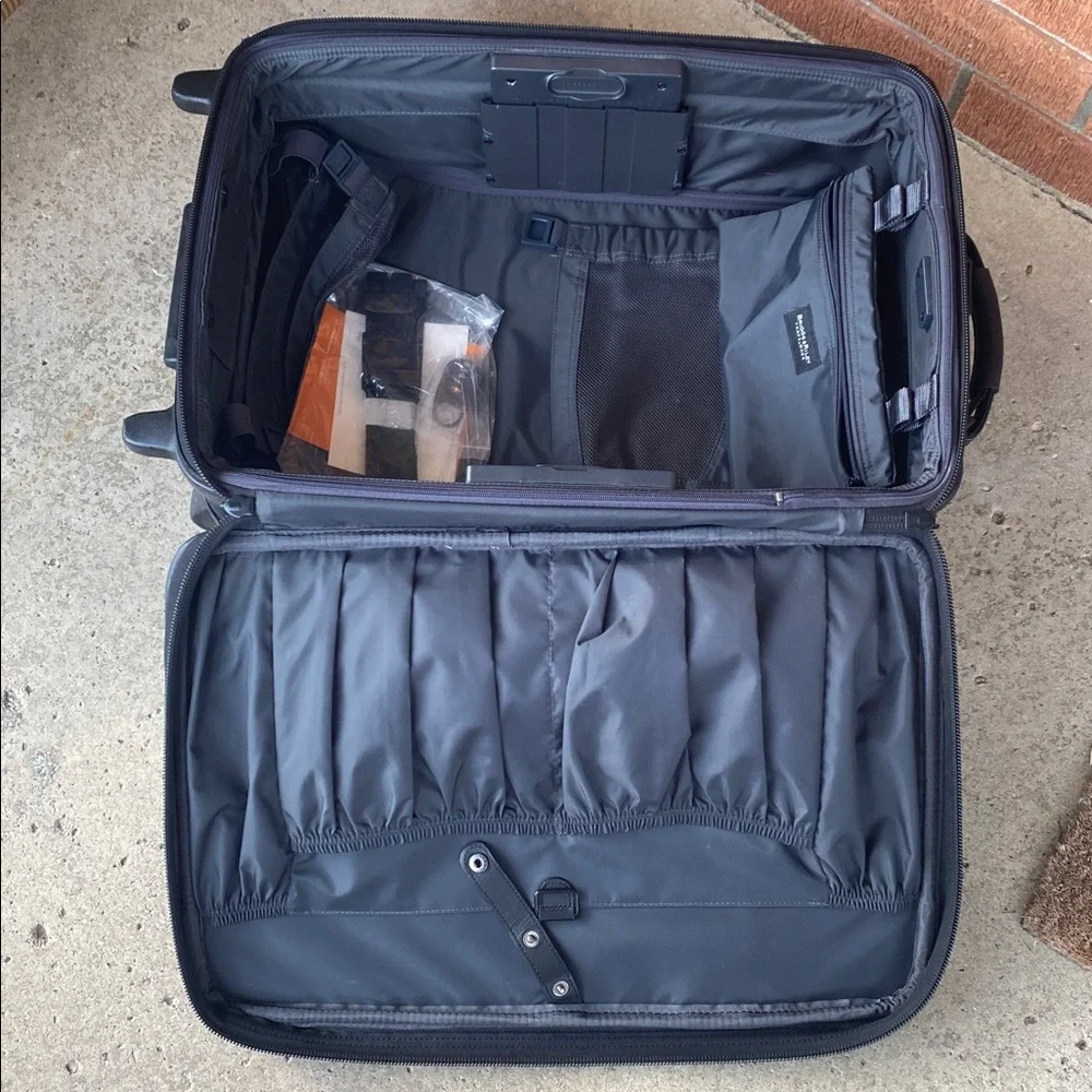Briggs & Riley Black Rolling travel  Carry-On